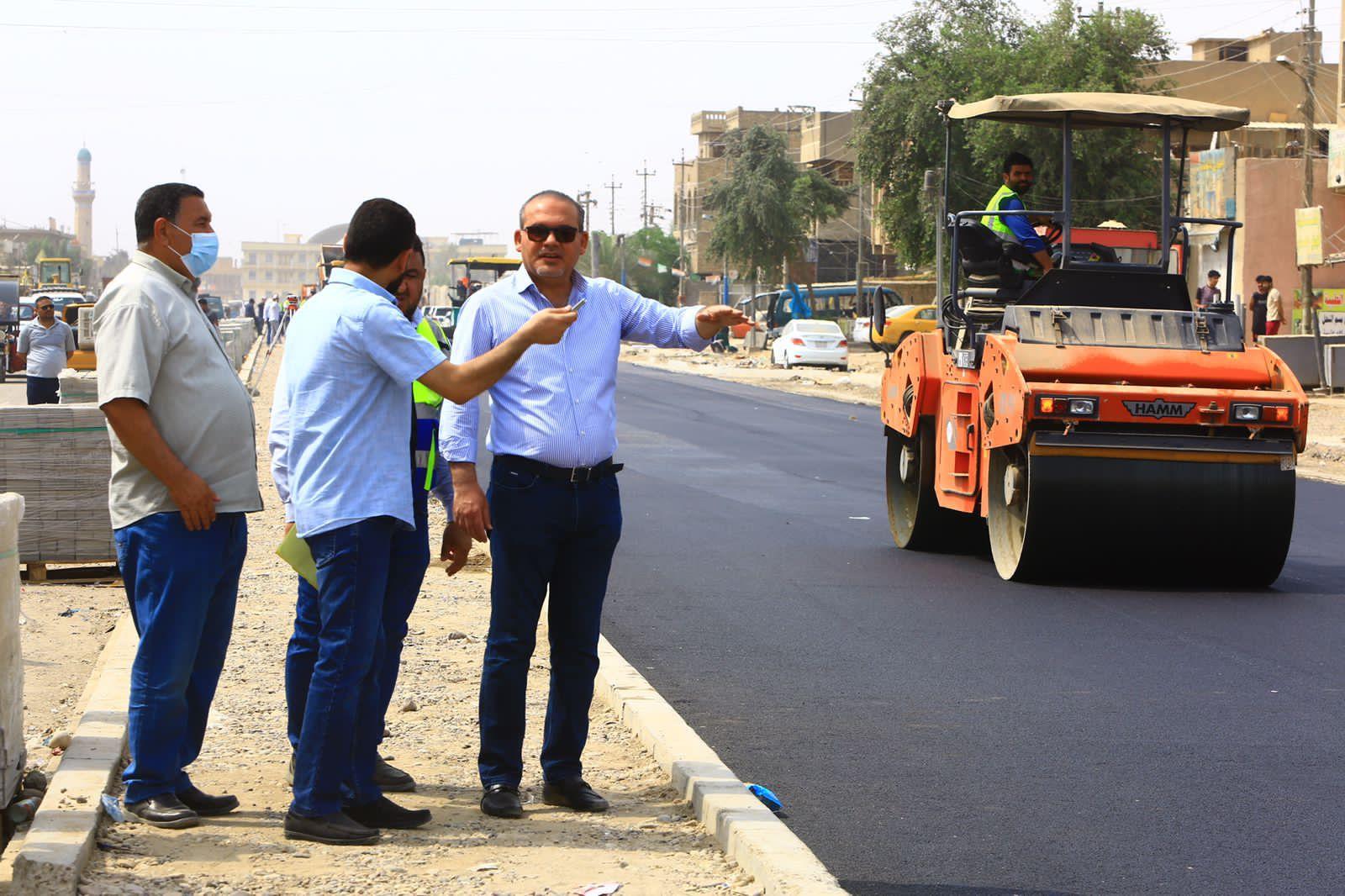 خلال متابعته اعمال تطوير شارع السياب .. المعمار علاء معن يعلن انجاز اكساء ١٠ ملايين م٢ من شوارع بغداد