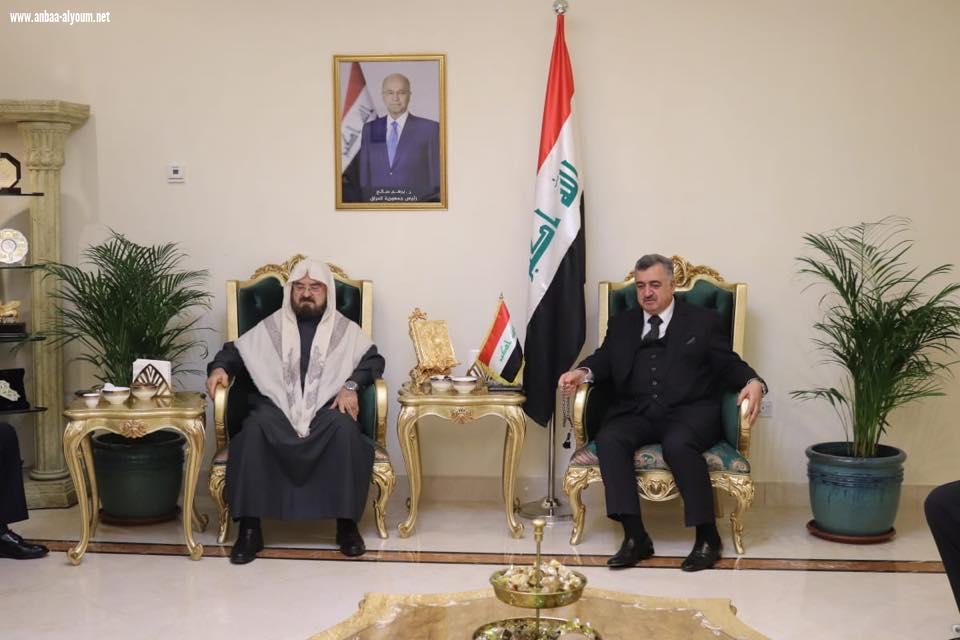 البرزنجي يسقبل الضيوف المعزين في دار سكنه في العاصمة القطرية الدوحة