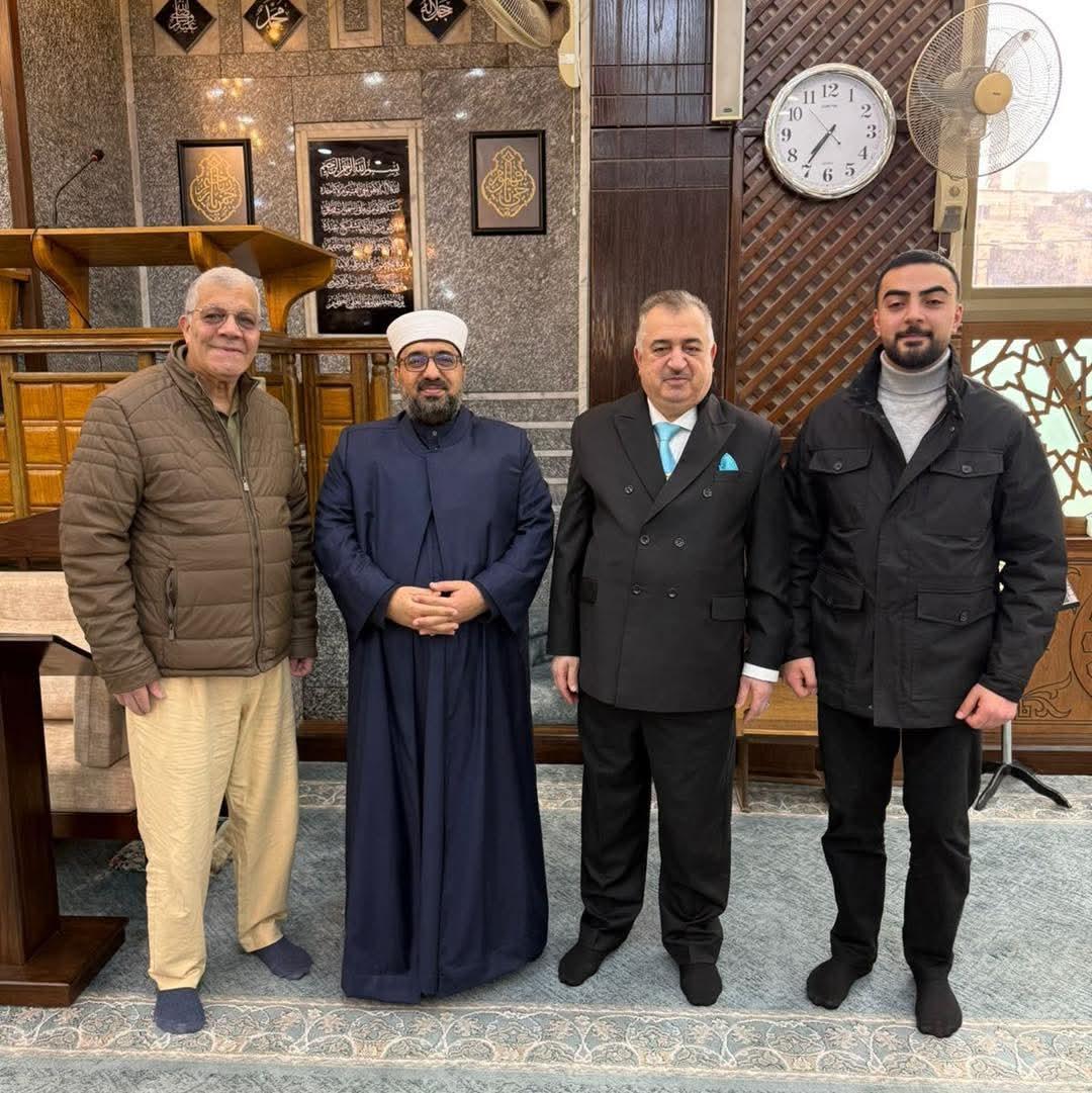 سفير  العراق في الاردن وفلسطين مع سفير الجزائر  لدى الاردن . يؤديان صلاة عيد الفطر المبارك في جامع صلاح الدين .