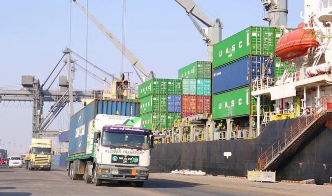 الكمارك ترد على تكدس البضائع: إيراداتنا ارتفعت ولن نعود لنظام “المقطوع