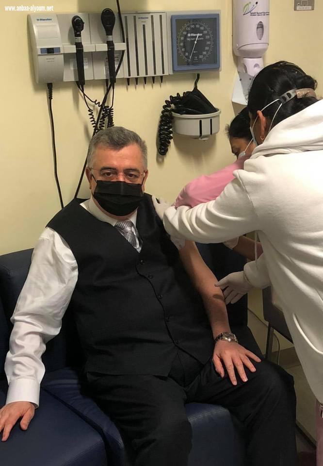 البرزنجي وعقيلته يأخذان الجرعة الاولى من لقاح كوفيد 19 في قطر