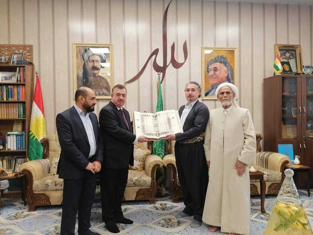 ‎وكيل وزارة الخارجية عمر البرزنجي يؤدي صلاة الجمعة في المسجد الكبير (مسجد كاك أحمد الشيخ) في السليمانية