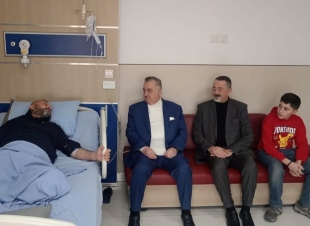 السفير عمر البرزنجي يزور أحد أبناء الجالية العراقية في مستشفى دار السلام