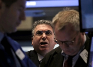 هدنة الـ 5 أيام تهبط بالنفط 15% وتقلب موازين الأسهم العالمية