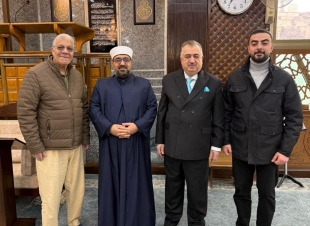 سفير العراق في الاردن وفلسطين مع سفير الجزائر لدى الاردن . يؤديان صلاة عيد الفطر المبارك في جامع صلاح الدين .