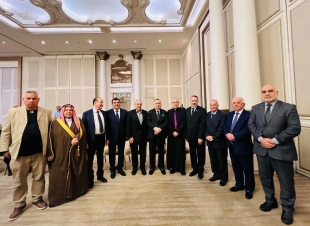 الجالية العراقية في عمّان تقيم مجلس عزاء وحفلًا تأبينيًا لشهداء كنيسة الكرك بحضور السفير عمر البرزنجي.