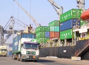 الكمارك ترد على تكدس البضائع: إيراداتنا ارتفعت ولن نعود لنظام “المقطوع