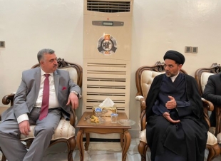 السفير عمرالبرزنجي يزور السيد حسن الحكيم في بيته بالنجف الأشرف .