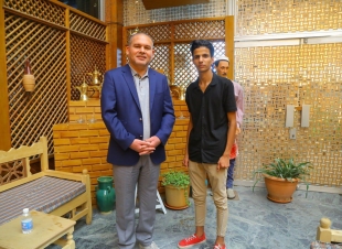 كرم امين بغداد المعمار علاء معن احد عمال النظافة الذي تفوق بدراسته وحقق معدل ( ٩٦) في امتحانات الباكالوريا للدراسة الاعدادية النهائية