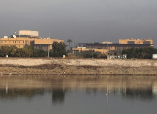 3 صواريخ تسقط داخل حرم السفارة الأميركية في بغداد