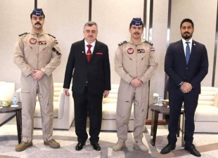 السفير البرزنجي يستقبل الطيارين العراقيين الدارسين في كلية الزعيم الجوية القطرية