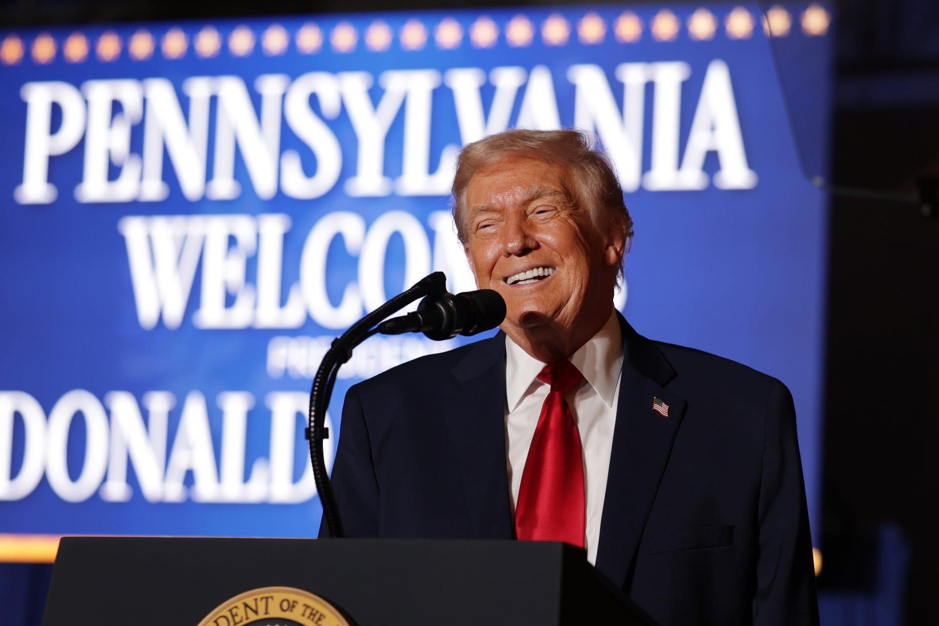 ترامب يسعى لإلزام السياح بالكشف عن حساباتهم على مواقع التواصل قبل دخول الولايات المتحدة