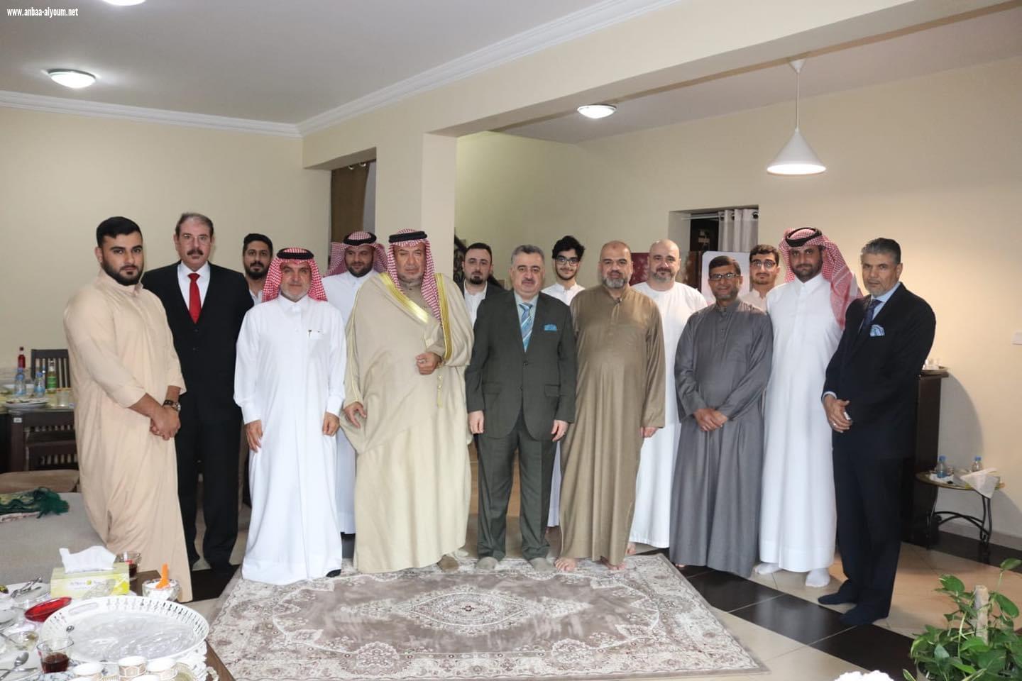 السفير البرزنجي وعدد من اعضاء السفارة يحضرون دعوة في بيت الدكتور حاتم عبدالكريم 