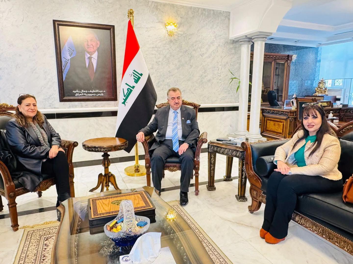 السفير البرزنجي يستقبل رئيسة ملتقى الحضارات للثقافة والفنون والحرف وفيقة العجيلي