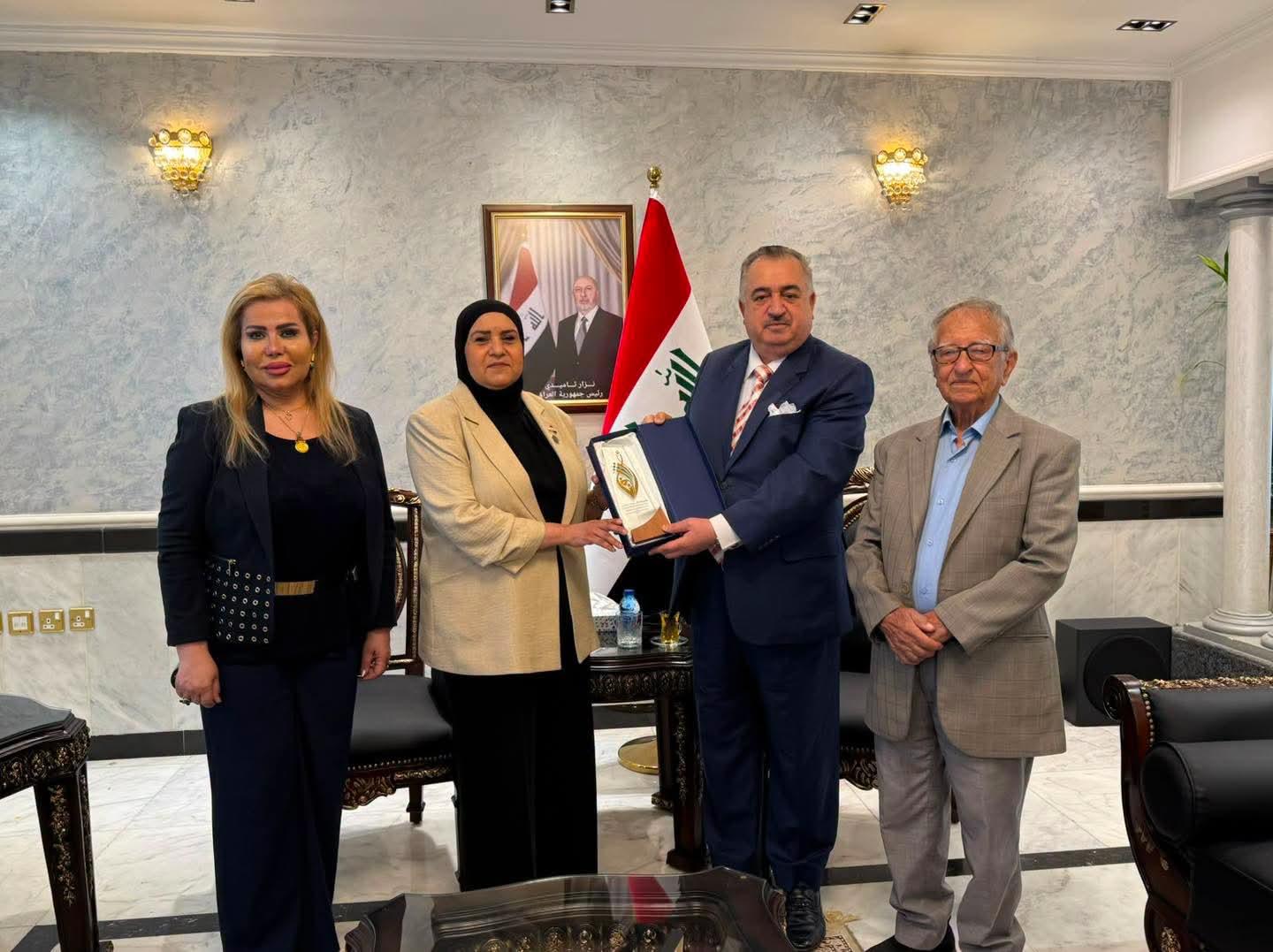 سفير جمهورية العراق لدى المملكة الأردنية الهاشمية يستقبل رائد الحركة التشكيلية في العراق الفنان سعد الطائي