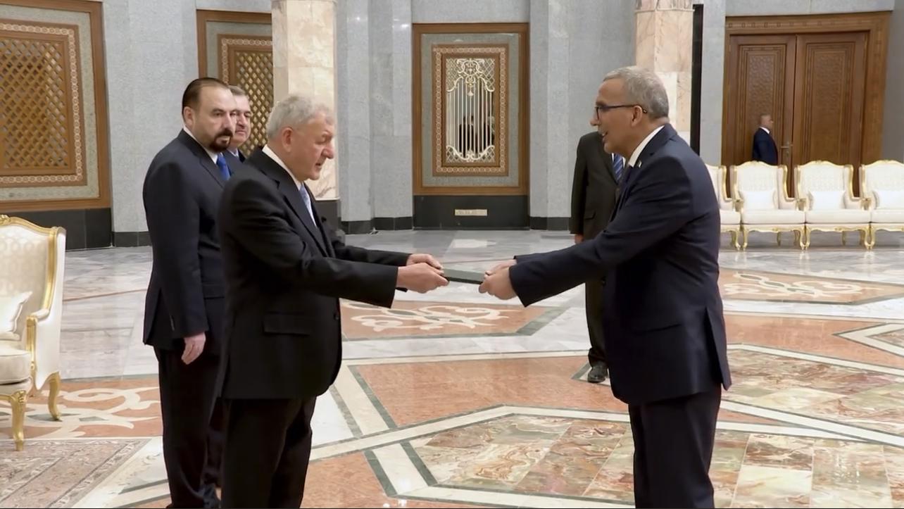 رئيس الجمهورية يتسلّم أوراق إعتماد سفيريّ الجزائر والمملكة المتحدة الجديديَن