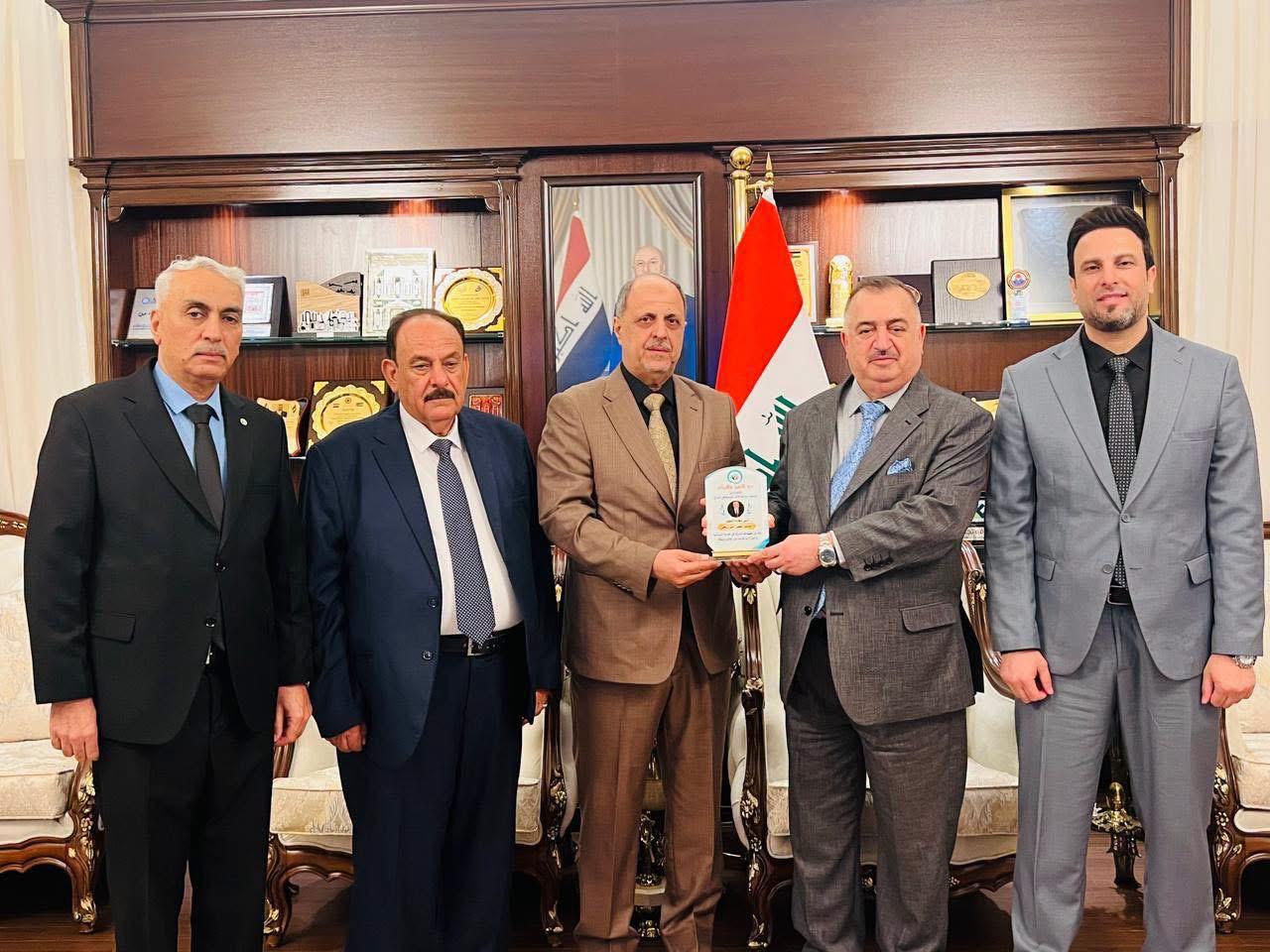 سفير جمهورية العراق لدى المملكة الأردنية الهاشمية يتلقى درع التميز والإبداع من مؤسسة سواعد الأمل للتنمية في العراق