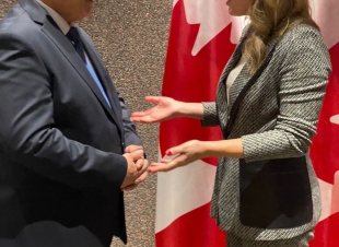    رئيس بعثة العراق الدبلوماسيّة  يلتقي وزير خارجيّة كندا  ميلاني جولي