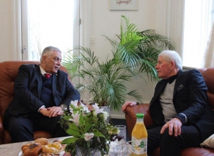 لقاءرئيس بعثة جمهورية العراق مع المدير العام لشركة (سكانديفاز