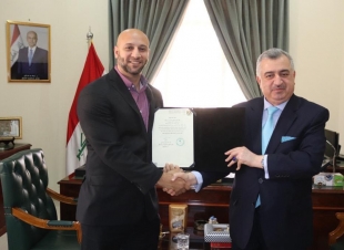 السفير عمر البرزنجي يقدم كتاب شكر باسم السفارة  للدكتور نوفل التميمي 