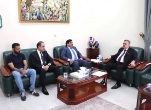 السفير عمر البرزنجي يلتقي مع الكابتن العراقي مجبل فرطوس في مكتبه