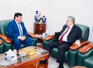 السفير عمر البرزنجي يستقبل الكابتن مجبل فرطوس في مكتبه