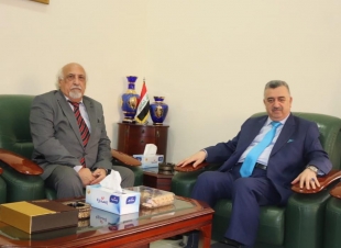 السفير عمر البرزنجي يستقبل السيد عمر محمد فاضل في مكتبه بمقر السفارة في الدوحة