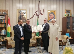 ‎وكيل وزارة الخارجية عمر البرزنجي يؤدي صلاة الجمعة في المسجد الكبير (مسجد كاك أحمد الشيخ) في السليمانية